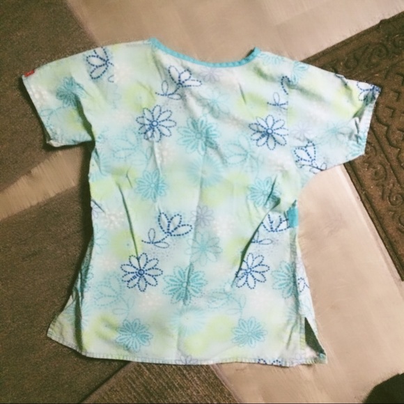 Dickies flowered Scrub Top - Picture 3 of 4